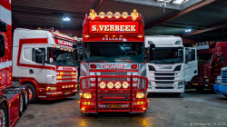 20251019-Tom-Holding-00137